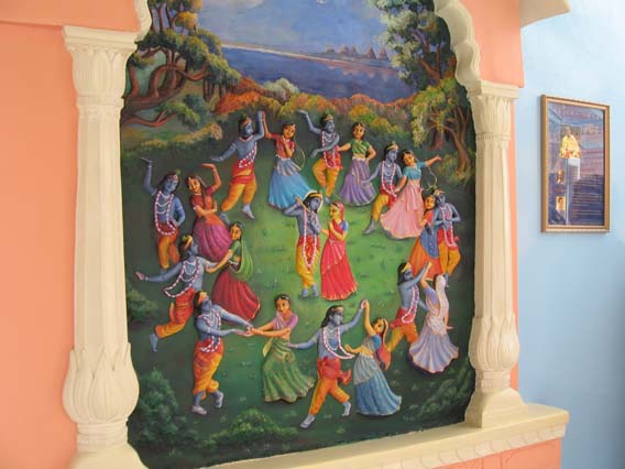 Krišna pleše s pastiricami iz Vrindavane